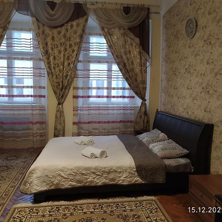Apartment On Rynok Square Lviv Eksteriør billede