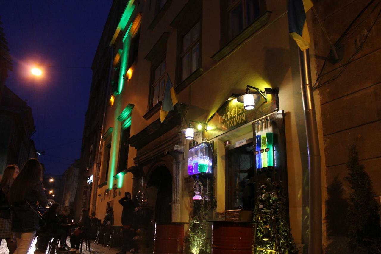 Apartment On Rynok Square Lviv Eksteriør billede