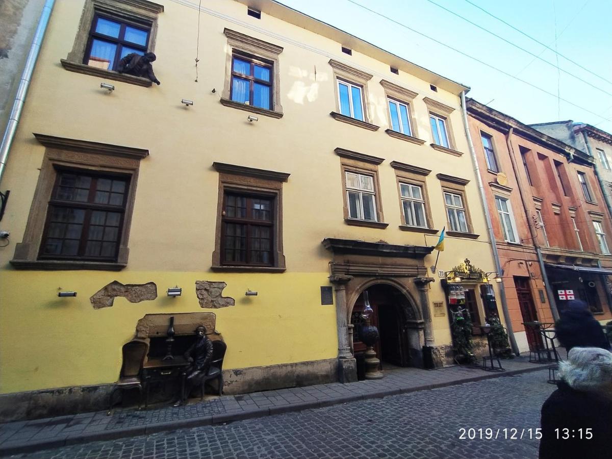 Apartment On Rynok Square Lviv Eksteriør billede
